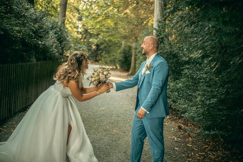 Hochzeitsfoto von Braut und Bräutigam in der Natur